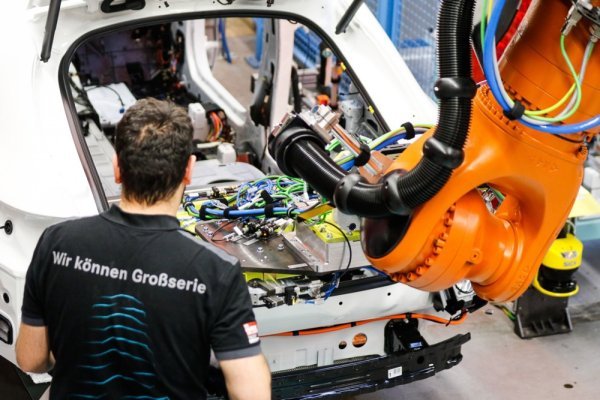 Robot u tvornici automobila