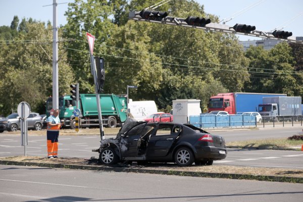 Buknuo automobil u Novom Zagrebu na raskrižju