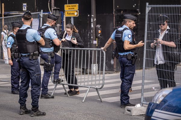 Pariz pod neviđenom opsadom: Tisuće policajaca, zabrana alkohola, a uvodi se i QR kod