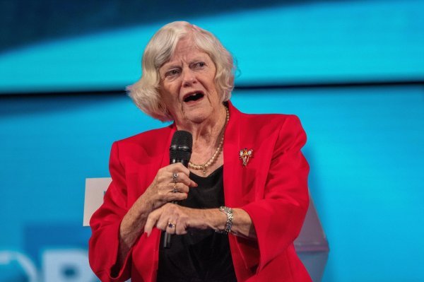 Bivša britanska ministrica Widdecombe ubijena s 21 udarcem čekićem