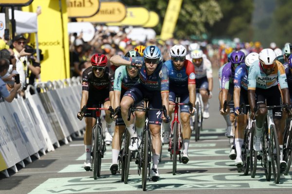 Teška nesreća na Tour de Franceu; osmero gledatelja ozlijeđeno, dvoje teško