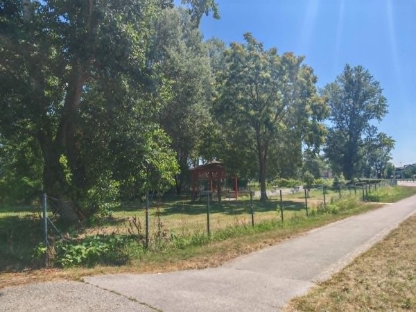 Park za građane preko puta livade na kojoj se planira nova stanogradnja