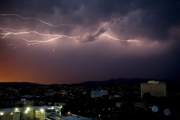 Stiže olujno nevrijeme: Narančasti meteoalarm upaljen za tri regije