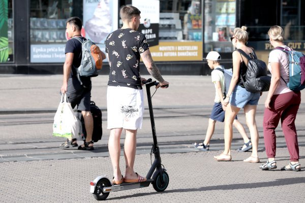 Grčka se obračunava s električnim romobilima: Uvode stroge kazne i dobna ograničenja