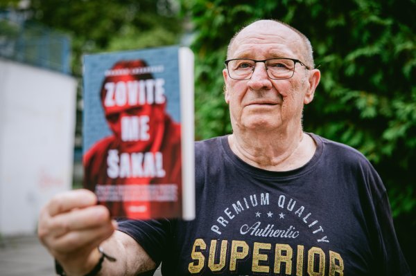 Lazarević u knjizi detaljno opisuje uspone i padove u Šakalovu životu
