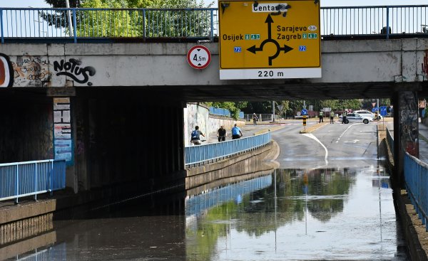 Nevrijeme u Slavonskom Brodu napravilo poplavu: Pogledajte fotografije i snimke