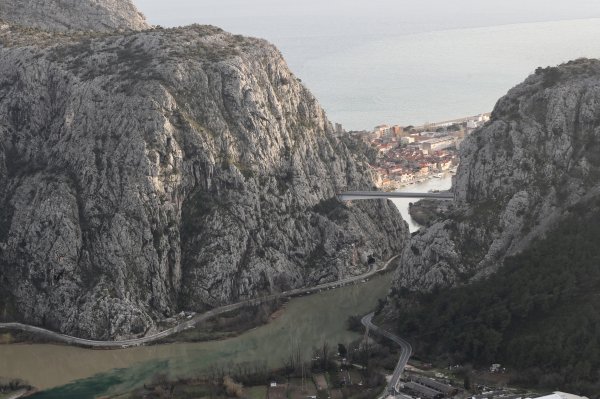 Omiška obilaznica opet otvorena za promet, ali žurne službe su i dalje na terenu