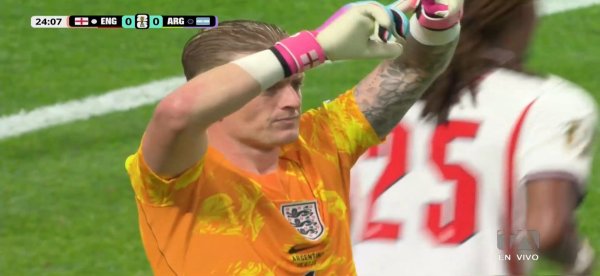 Bizarne scene: Što je to Pickford signalizirao sucu?