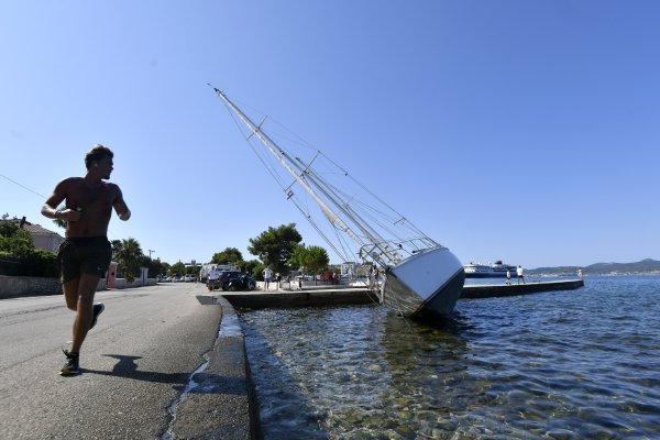 Zbog nevremena nasukala se jedrilica u Zadru