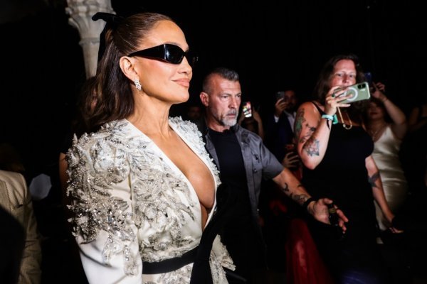 'Nestvarno lijepa': Društvene mreže 'gore' zbog izazovnog looka Jennifer Lopez