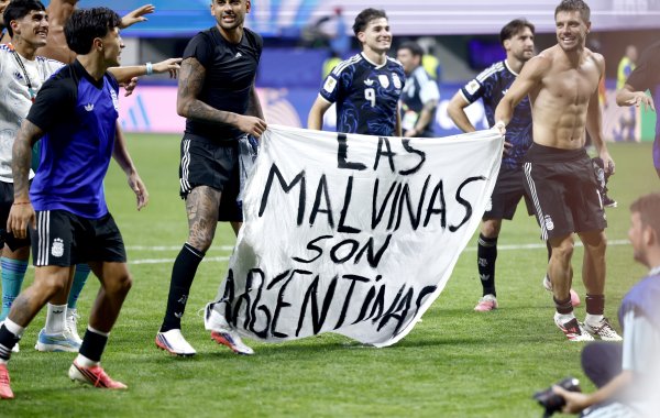 Argentinci objasnili kako je sporni transparent završio u rukama igrača u slavlju protiv Engleza