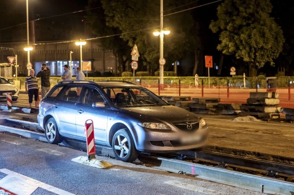 Automobil ponovno zapeo u tračnicama