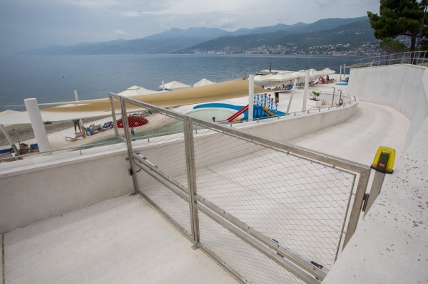 Rijeka - Plaža hotela Hilton Costabella koja je u koncesiji ograđena