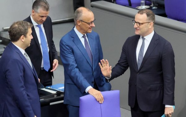 Jens Spahn (desno) s Friedrichom Merzom (u sredini)