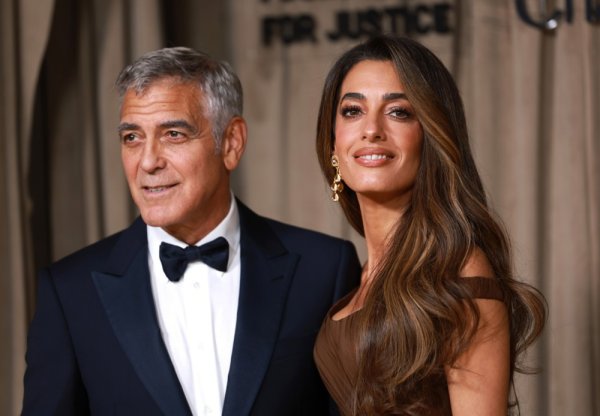 Mediteranski glamur: Amal Clooney u retro outfitu pokazala da se brušena koža može nositi i ljeti