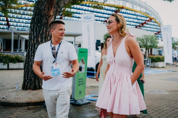 Hit haljina Donne Vekić: Boja koja naglašava preplanulu put i kroj koji fantastično sužava struk