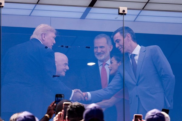 Trump se nakon prijetnji Španjolskoj rukovao s premijerom Sánchezom