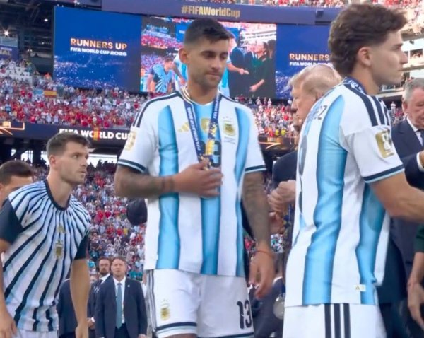 Samo jedan nogometaš sinoć nije pružio ruku Trumpu