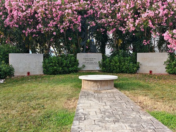 Spomenik partizanima (lijevo) i braniteljima (desno) u Malinskoj
