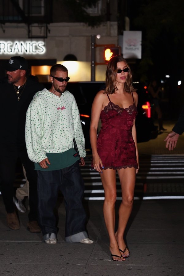 Zavodljiva haljina Hailey Bieber u prvi je plan istaknula njezine kilometarski duge noge