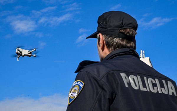 Policija u Hrvatskoj već sada koristi dronove, a Marušić naglašava da veći i bolji nadzor garantira veće obeshrabrenje kršitelja prometnih zakona, uključujući maloljetne vozače