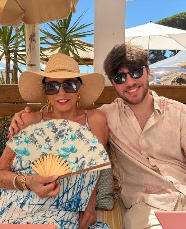 S 93 godine oduševila besprijekornim izgledom: Joan Collins otkrila tajnu mladolikosti
