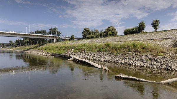 Osijek: Nizak vodostaj rijeke Drave na površinu izbacio olupinu