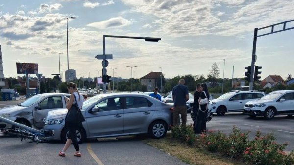 Sudar na prometnoj zagrebačkoj cesti, automobil pokosio pješački semafor