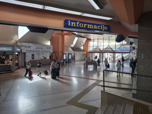 Hodnik kolodvora, ujedno i najčistije mjesto na njemu