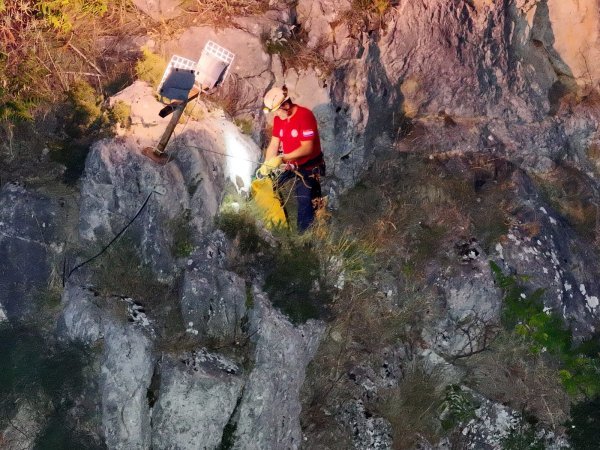 Pripreme HGSS-ovca za spuštanje do unesrećenog planinara u kanjonu rijeke Čikole
