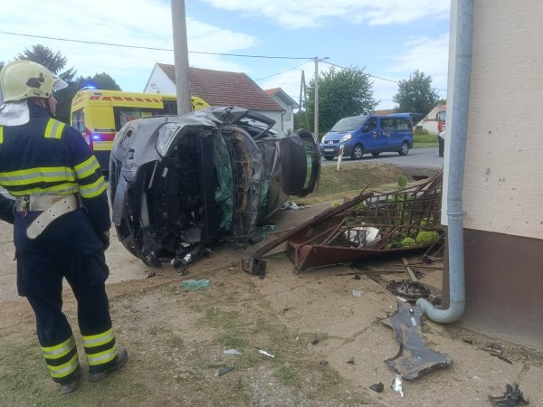 Sletio s ceste, udario u ogradu i završio na stupu: Pogledajte posljedice prometne nesreće