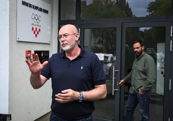 Siniša Krajač izlazi iz zgrade HOO-a s USKOK-ovim istražiteljima