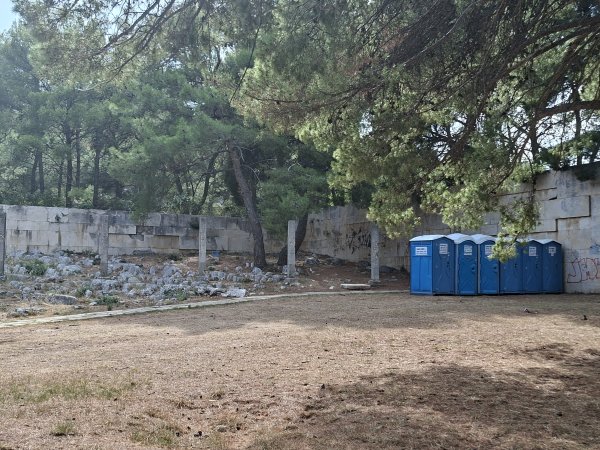Zahodi u spomen parku Šubićevac