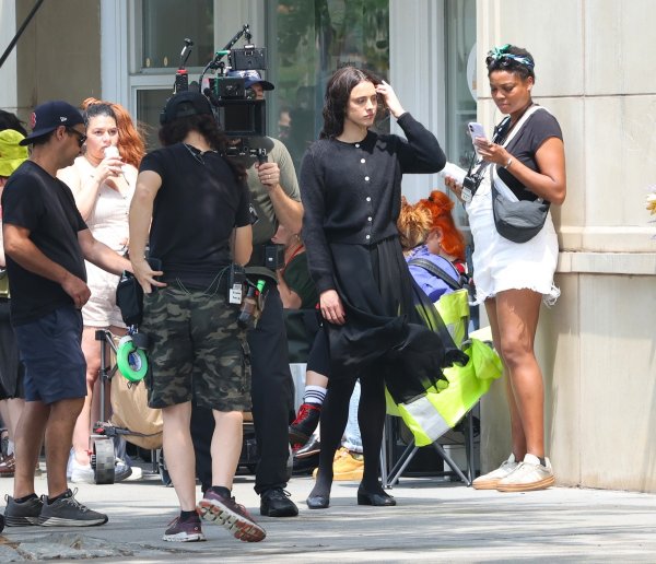 Margaret Qualley na setu filma 'Possession'
