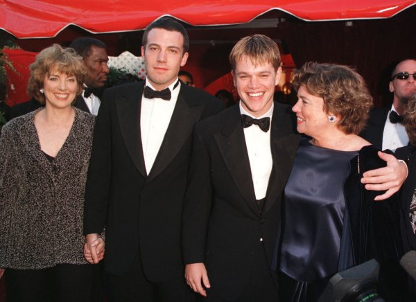 Ben Affleck i Matt Damon s majkama na dodjeli Oscara 1998.