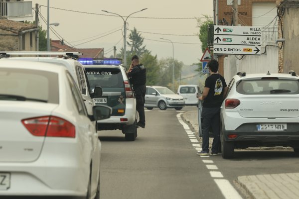 Pripadnici Nacionalne policije sudjeluju u evakuaciji sela Cadalso de los Vidrios kod Madrida