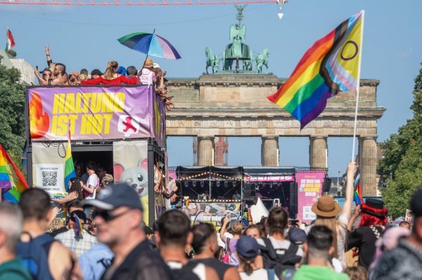 Stotine tisuća ljudi na berlinskoj povorci ponosa: Nećemo utihnuti!