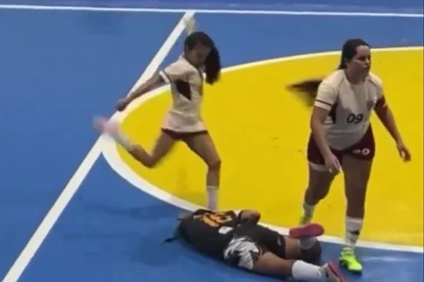 Brutalan napad na futsal utakmici: Protivnicu dvaput udarila nogom u glavu