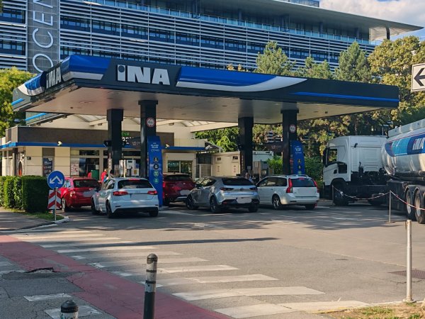 Benzinska postaja ma Miramarskoj