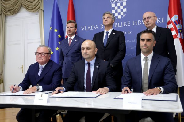 Memorandum o razumijevanju oko izgradnje tvornice streljiva u Obrovcu potpisali su Pietro Gussalli Beretta (lijevo), Ivan Anušić (u sredini) i Ivan Kapetanović (desno)