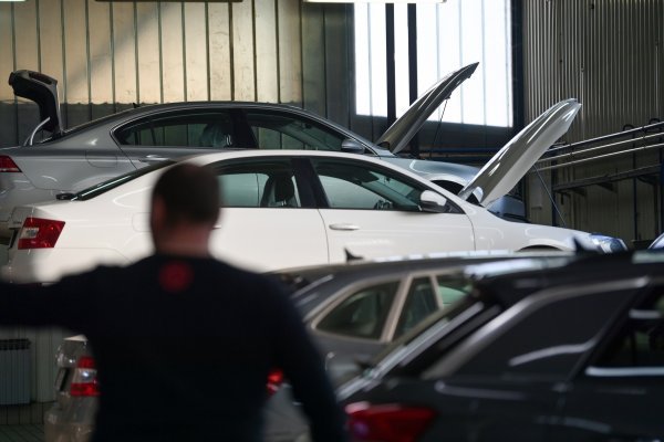 Automobil je 20 godina stajao napušten: Mehaničar ga je pokrenuo i odmah napravio nešto što zvuči potpuno suludo