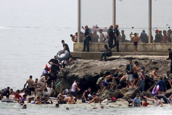 Migranti ulaze u Ceutu