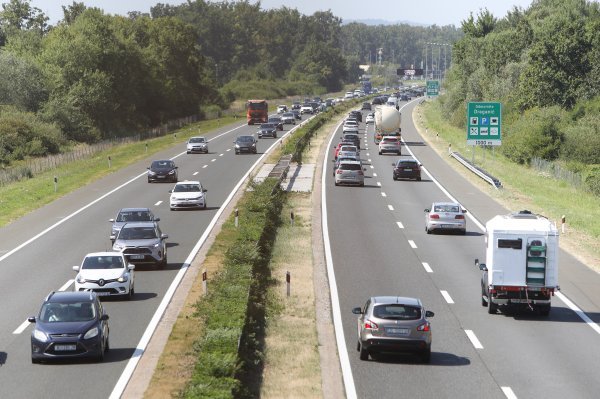 Kolone i zabrane na hrvatskim autocestama: U Sisku prekinut promet