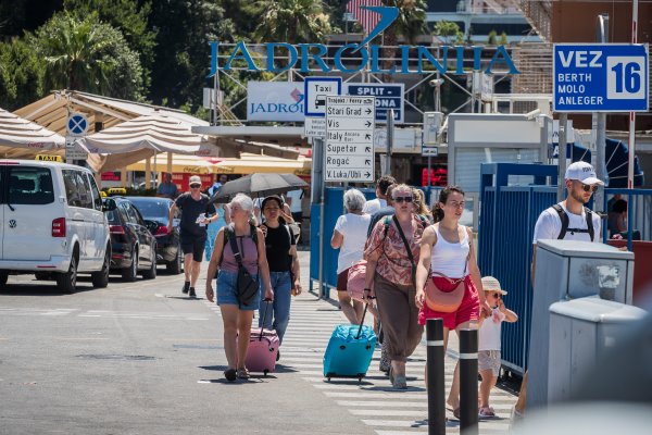 Od jutra gužve u splitskoj trajektnoj luci, uvode se dodatne linije prema Braču