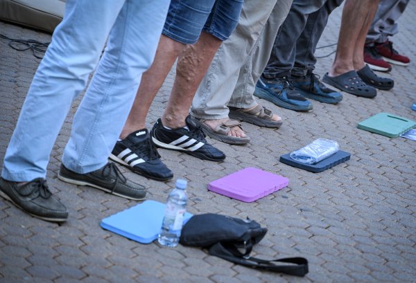Molitelji na Trgu bana Jelačića prve subote u kolovozu