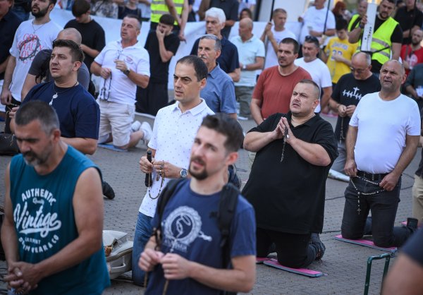 FOTO Svaki mjesec ista priča: Molitelji ponovno klečali na Trgu, stigli i protuprosvjednici