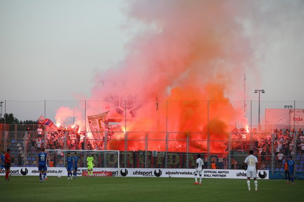 Pogledajte snimku sa stadiona: Torcidaši zapalili tribinu