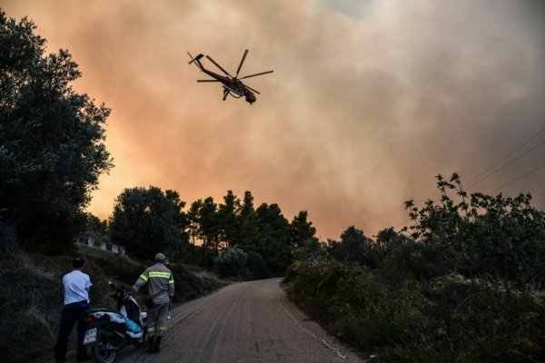 Helikopter koji gasi požar u Grčkoj