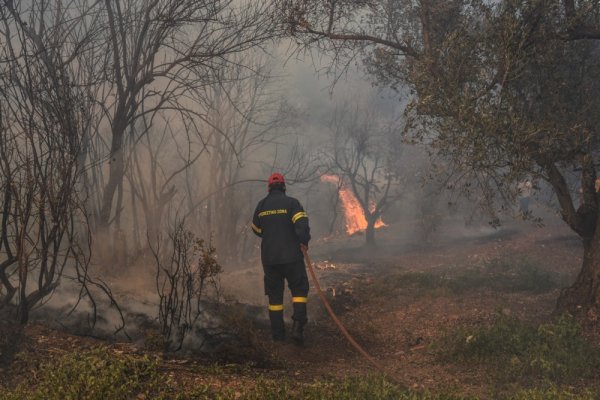 Vatrogasci se bore sa snažnim požarima u Grčkoj