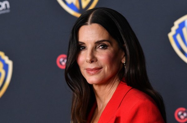 Sandra Bullock elegantnim izdanjem dokazala da crna od glave do pete nikad ne izlazi iz mode